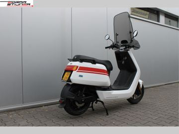 Neue NIU N-Serie Long Range 2022 – Weiß/Rot | Zu verkaufen bei Motorservice Edgar Stijner