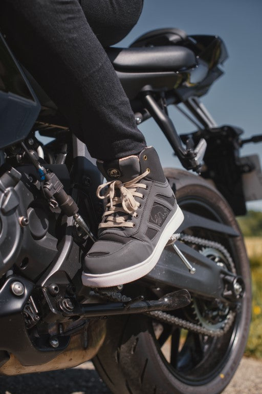 Motorschoenen vs. Motorlaarzen: Welke is de Beste Keuze?